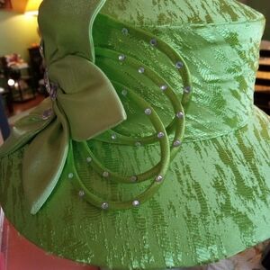 Elegant Green Women's Hat with Bow Detail